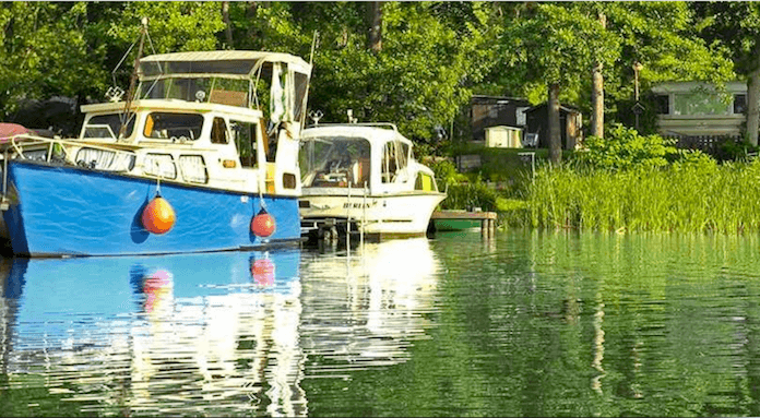 In Fürstenberg-Tornow befindet sich der 1. Campingplatz Deutschlands, auf dem Hunde und große Feiern, aber Kinder verboten sind (Foto: campingplatz-am-grossen-wentowsee.de)