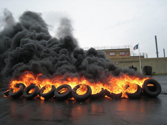 Kurz vor der Fussball-EM droht Frankreich der totale Stillstand: Züge verspäten sich massiv, das Benzin wird knapp und der Strom fällt in Teilen des Landes aus. (Foto: flickr/CHAMPARDENNAISAXONAIS)