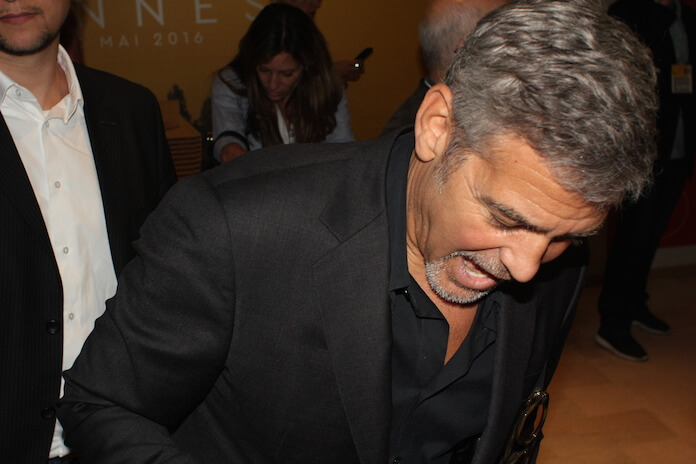 George Clooney betritt die Presse Konferenz.