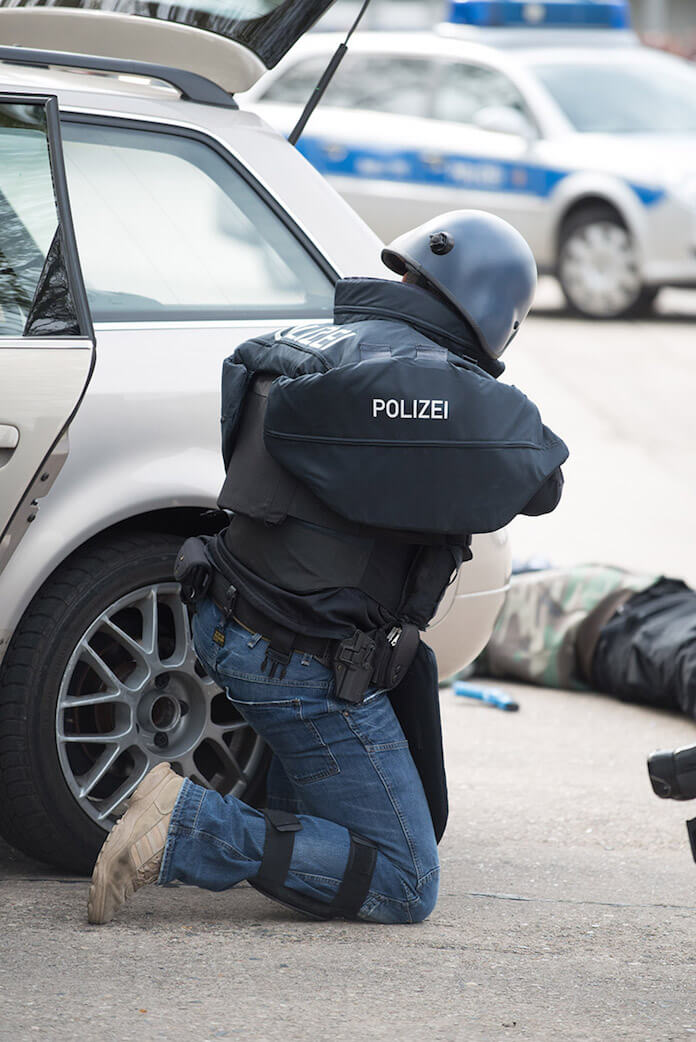 Ein Polizeibeamter mit Ulbrichts Titanhelm und Plattenträgersystemen gegen den Beschuss aus Langwaffen | Foto: © HMDIS