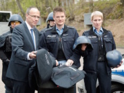 Hessens Innenminister Peter Beuth (48, CDU) rüstet seine Streifenpolizisten für 2 Millionen Euro mit 850 Terror-Schutzpaketen aus Titanhelmen und Schulterpanzern aus (Foto: HMDIS)