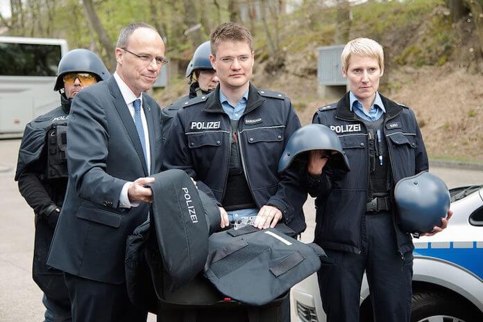 Hessens Innenminister Peter Beuth (48, CDU) rüstet seine Streifenpolizisten für 2 Millionen Euro mit 850 Terror-Schutzpaketen aus Titanhelmen und Schulterpanzern aus (Foto: HMDIS)