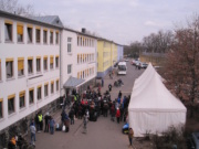 Heute morgen wurden auch die Security-Mitarbeiter einer Odenwälder Sicherheitsfirma in der Hessischen Erstaufnahmeeinrichtung für Flüchtlinge im Marienbornweg 13 in Gießen im Auftrag der Staatsanwaltschaft Darmstadt auf Schwarzarbeit und falsche Mitarbeiterausweise überprüft (Foto: HEAE Gießen/S.W.)