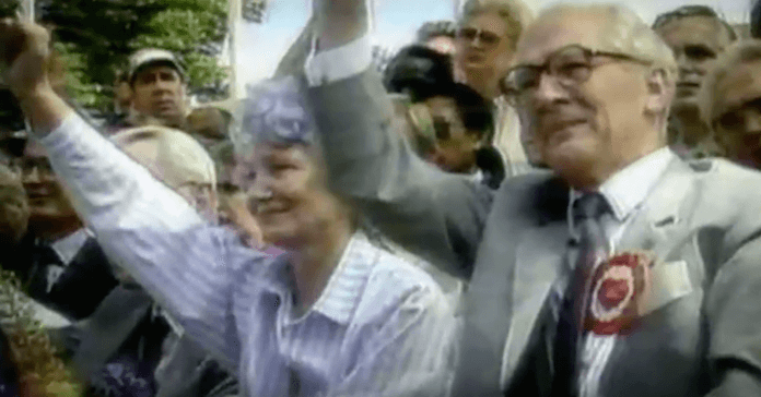 Ex-Volksbildungsministern Margot Honecker färbte ihr Haar zu DDR-Zeiten lila, sie war die mächtigste Politikern der DDR an der Seite des Generalsekretärs des ZK der SED, Staatsratsvorsitzenden und Vorsitzenden des Nationalen Verteidigungs rates der DDR, Erich Honeckers (Foto: Youtube/ARD)