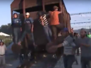 Rund 300 Flüchtlinge setzten in der Nacht zu gestern einen Eisenbahnwaggon als Rammbock ein, um die Grenze nach Mazedonien Richtung Deutschland zu durchbrechen (Foto: Youtube)