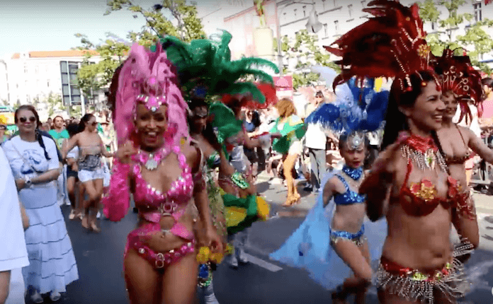 Die Route des heutigen Karnevalsumzuges der Kulturen der Welt führt wieder ab 12:30 Uhr vom Hermannplatz in Neukölln über Hasenheide, Gneisenaustraße, Yorckstraße bis hin zur Möckernstraße in Kreuzberg, wo der Unzug um 21 Uhr endet (Foto: Youtube)