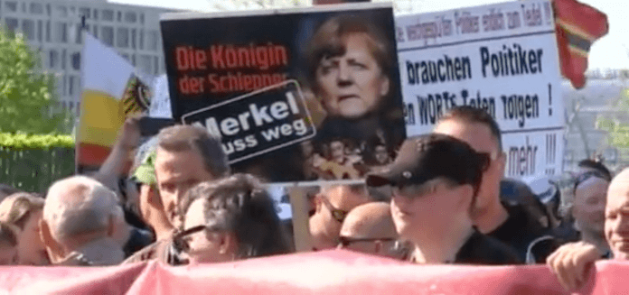 "Die Königin der Schlepper. Merkel muss weg". Knapp 2.000 Bürger zogen vom Hauptbahnhof zum Kanzleramt und abschließend zur Friedrichstraße (Screenshot: RBB aktuell)