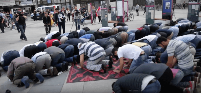 80 Muslime demonstrierten am Freitagmittag vor dem Haupteingang der TU Berlin in Charlottenburg für einen Gebetsraum auf dem Campus, was von der Uni-Leitung im März 2016 untersagt wurde, weil eine staatliche Uni keine Moschee sei (Foto: Youtube)