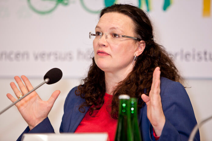 Bundesarbeitsministerin Andrea Nahles (45, SPD) verkündete gestern die Einigung der Spitzen aller Parteien bei Leiharbeit und Werkverträgen. Leiharbeiter dürfen nicht mehr als Streikbrecher missbraucht werden (Foto: wikipedia/Heinrich-Böll-Stiftung-Flickr/BY-SA 2.0)