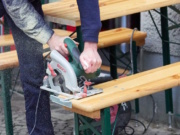 Nach 12 Jahren befand das Ordnungsamt Friedrichshain-Kreuzberg die Holztische und Holzbänke vor dem Thairestaurant Papaya um 3 Zentimeter zulang, Wirt Michael Näckel (56) musste sie auf exakt 97 Zentimenter kürzen lassen, da sie sonst den Verkehr gefährden würden (Foto: Michael Näckel)