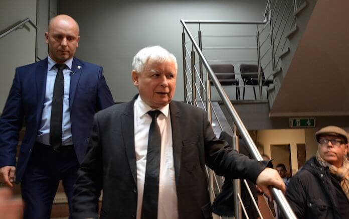 Jaroslaw Kaczynski (66). Seine Partei PiS (Recht und Gerechtigkeit, deren Vorsitz er führt, herrscht seit einen Jahr mit absoluter Mehrheit und krempelt, Justiz, Medien und EU-Politik nach ihrem Dünken um (Foto: Wikipedia Silar Eigenes Werk)