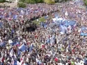 So eine Demo hat Polen seit 27 Jahren nicht mehr erlebt. Fast eine Viertelmillion Menschen zogen letzten Samstag durch Warschau mit der Bitte an Brüssel: EU rette uns (Screenshot: ZDF heute)