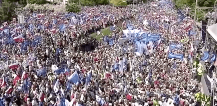 So eine Demo hat Polen seit 27 Jahren nicht mehr erlebt. Fast eine Viertelmillion Menschen zogen letzten Samstag durch Warschau mit der Bitte an Brüssel: EU rette uns (Screenshot: ZDF heute)