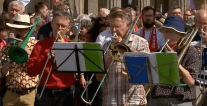 "Posaunen statt Parolen." Die evangelische Kirche hatte zum Spaziergang für ein tolerantes, weltoffenes Berlin aufgerufen (Screenshot: Rbb aktuell)