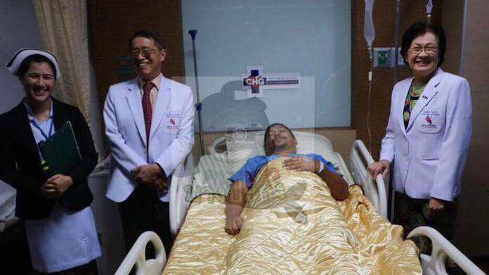 Der Thailänder Atthaporn Boonmakchuay (38) kann im Krankenhaus nach ein paar Stunden schon wieder lächeln (Foto: facebook/bangpakongnews)
