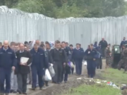 Ungarn ließ im vergangenen Jahr an der ungarisch-serbischen Grenze einen vier Meter hohen Zaun gegen Flüchtlinge von Häftlingen bauen. Der Zaun besteht aus messerscharfem Nato-Draht und ist 174 km lang. Ministerpräsident Orban erwägt den Krisenfall auszurufen und droht mit anschließenden Verhaftungen bei illegalen Grenzübergängen. „Wir werden sie nicht mehr höflich begleiten, wie bisher“, so der ungarische Ministerpräsident.