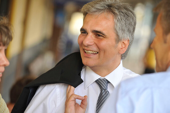 Werner Faymann erklärte am Montag, dass er mit sofortiger Wirkung vom Amt des Bundeskanzlers zurücktreten werde. (Foto: flickr/<a href="https://www.flickr.com/photos/sozialdemokratie/2774718096/in/photolist-5eca2b-cWGRuq-6gG4hj-6CJPc3-6gBT3M-6au27P-6CEtHF-6CJBZL-cWGP53-6au1GD-cWGJLE-66qQne-cWGQZo-cWGH3W-66v6PA-9wRzDp-66v7bY-5eca63-6CJC4G-cWGGFA-6CEFoc-fTj2UZ-5e7Tte-6au2tB-cWGHkW-6ayaxC-fvRNNu-6CEF2v-6au2xr-6CJQ3o-5pQAB9-9wRzP6-fvRYiL-pjVMEy-5ftoHC-fvBRLi-5ecagU-fvSbom-5ftnWC-cWGHDb-6au1uk-6CJPfh-6ayaq7-fTk5oP-5pQAD1-fvS57o-fvACWB-fvRRMG-5e7MFr-fvBNEx" target="_blank">SPÖ</a>)