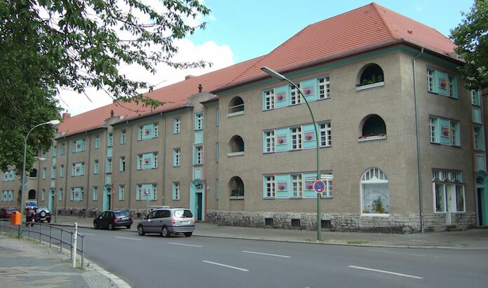 Architekt und Bauherr Adolf Steil machte laut Gutachtern des Bezirks Spandau bautechnische Fehler bei der Fundamantkonstruktion für die Wohnanlage Adamshof in Wilhelmstadt. Die Eichenpfähle sind durch große Grundwasserschwankungen verrottet (Foto: Landesamt für Denkmalschutz Beitl 2008)