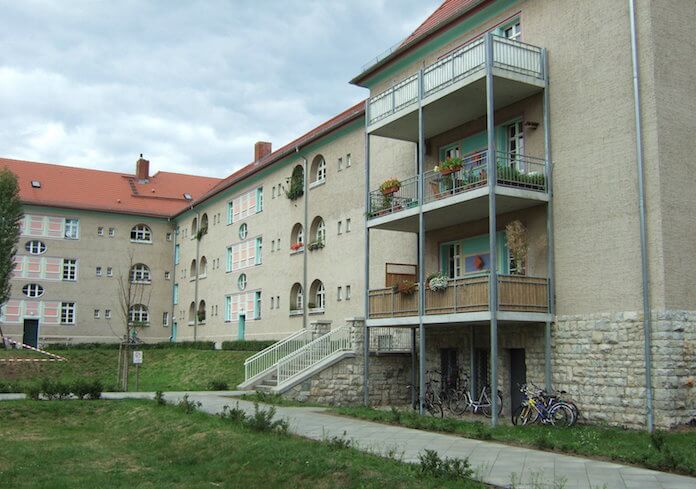 Trügerische Idylle: Die massive Wohnanlage Adamshof in der Weverststraße 36 und Melanchtohonstraße 61 und 62 in der Spandauer Wilhelmstadt ist auf auf Einenphälen gebaut, die nach 91 Jahren verrottet sind (Foto: Landesamt für Denkmalschutz Beitl 2008)