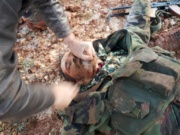 Deutscher als mutmaßlicher Aleppo-Leichenschänder angeklagt IS-Terroristen schnitten katholischen Priestern und gefangen genommenen Gegnern in der nordsyrischen Stadt Aleppo und schändeten die Köpfe ab und schändeten die Trophäen vor Handykameras. Sie schnitten Ohren und Nase ab, traten auf die Köpfe oder schossen immer wieder hinein. (Foto: Youtube.com/SyrianRebelWatch2)