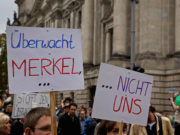 Staatliche Überwachung: Regierung verschärft Anti-Terror-Gesetz Im „Kampf gegen den internationalen Terrorismus“ müssen Telefonanbieter künftig die Identität ihrer Kunden überprüfen. Die Bevölkerung - hier auf der Demo „Freiheit statt Angst“ 2014 in Berlin - sieht die staatliche Überwachung äußerst kritisch. (foto: flickr/mw238)