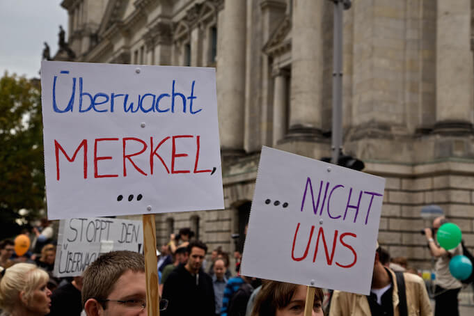 Im „Kampf gegen den internationalen Terrorismus“ müssen Telefonanbieter künftig die Identität ihrer Kunden überprüfen. Die Bevölkerung - hier auf der Demo „Freiheit statt Angst“ 2014 in Berlin - sieht die staatliche Überwachung äußerst kritisch. (foto: flickr/<a href="https://www.flickr.com/photos/mw238/14898447500/in/photolist-oGwrou-fex2fM-oGwLrN-oZ2a8V-fLweiV-fLNRo3-oGwvF7-oYKGkx-8LapBf-fLNP2C-oYZ89A-oGwaK4-f3yKch-d7T5yA-oGw3DR-vSXot8-oWZdTN-oGwHTa-oYKKg2-oGwgxC-oGwi9T-8LaqmU-fLwjiM-oGvXTP-oGweSy-oWYWV5-oGvXHZ-fLNW2h-fLNQq5-fLwmfz-fLweMZ-fLNUoQ-wxkNz8-oYKoPa-fLNWfh-oYYWMy-oZ2558-8LapQA-fLwiCZ-oWYWqh-CZWfbo-CZYrrf-C5J3t5-C5K1D1-CUZq3M-CZYkxb-C5HZbJ-D4xsUS-D17BRY-rRbQcc" target="_blank">mw238</a>)