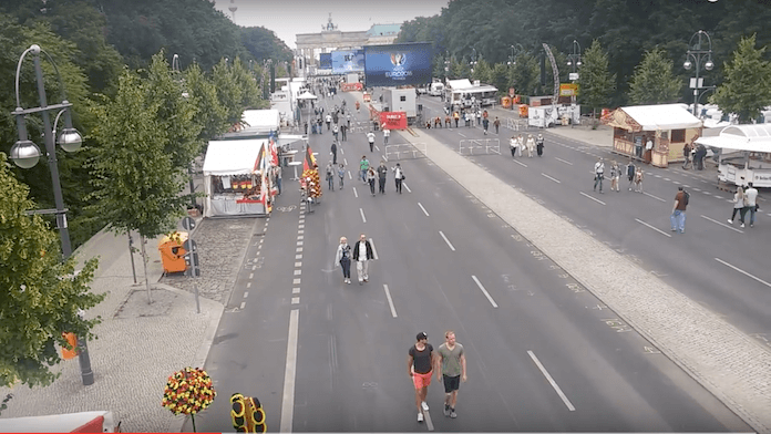 Flaute auf der Fanmeile am Brandenburger Tor auf der Straße des 17. Juni in Berlin Tiergarten seit Eröffnung der Fußball-EM in Frankreich am 10. Juni 2016 (Foto: Youtube)