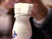 "Für das Immunsystem" wirbt Danone aus Bayern für Actimel, aber im Trinkjoghurt-Fläschchen (0,1 Liter) sind 10,5 Gramm Zucker versteckt - fast vier Stück Würfelzucker. Die Tagesbedarfsobergrenze liegt bei 17 Würfelzucker (Screenshot: Frontal21/ZDF)