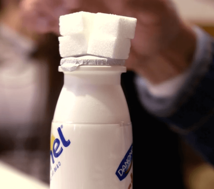 "Für das Immunsystem" wirbt Danone aus Bayern für Actimel, aber im Trinkjoghurt-Fläschchen (0,1 Liter) sind 10,5 Gramm Zucker versteckt - fast vier Stück Würfelzucker. Die Tagesbedarfsobergrenze liegt bei 17 Würfelzucker (Screenshot: Frontal21/ZDF)