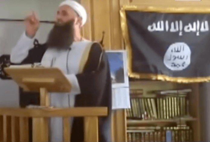 Der Bosnier Husein Bilal Bosnic gilt als führender Kopf des IS in Bosnien-Herzegowina, im November wurde er zu 7 Jahren Haft verurteilt. Sein radikaler Islam breitet sich dennoch weiter aus (Foto: Youtube)