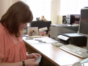 Weil Überprüfungsgeräte fehlen, bleibt Nicole Jainz vom Bürgeramt Berlin Wedding nur eine Sichtkontrolle der vorgelegten Ausweise (Screenshot: Frontal21/ZDF)