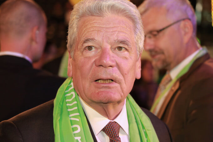 Bundespräsident Joachim Gauck will aufgrund seines hohen Alter nicht zur Wiederwahl antreten. (Foto: flickr/<a href="https://www.flickr.com/photos/95213174@N08/27092165600/in/photolist-Hh3qXs-GLG21C-aFYbKe-aFYVc4-aFYPA2-aFYS3M-jDNVX5-jDMGdT-aFYgW8-aFYN3B-aFYSm2-aFYQJV-aG1s9a-aFYRH4-aFYQiZ-aG1ngp-aG1xei-aG1zU8-aFYcz6-GLMvfH-GLMuLM-GLMoTp-GLFZFd-HDpwW9-HxJNBS-HA8RWD-GLMuq6-GLG6AQ-aFY9LR-aG1B28-aFYUDr-aFYRoB-ojNNSo-aFY7NM-aG1rJg-aFY82D-bUDfJp-aG1xAD-aFY8XR-aG1umz-f5oVv5-aG1Amp-aG1Cyp-aFYfee-cc1ubq-aFY9ct-aG1uy4-f5oWSm-HAQZm6-bW5Mvg" target="_blank">Metropolico.org</a>)