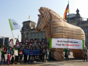 Handelsabkommen CETA: EU-Kommission will nationale Parlamente aushebeln Der öffentliche Protest gegen die Handelsabkommen CETA und TTIP ist ungebrochen, wie hier bei einer Demo vor dem Bundestag im September 2014. Die Bürger fürchten sie als „trojanisches Pferd“, das die Demokratie untergraben könnte. (Foto: Mehr Demokratie)