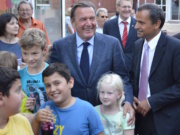 Sebastian Edathy im Exil: „noch kleiner als ein Atom“ Sebastian Edathy (rechts) neben Altkanzler Gerhard Schröder (SPD), der im September 2013 über Deutschlands Rolle in Europa in Stadthagen vor 430 Zuhörern sprach (Foto: Facebook/Edathy)