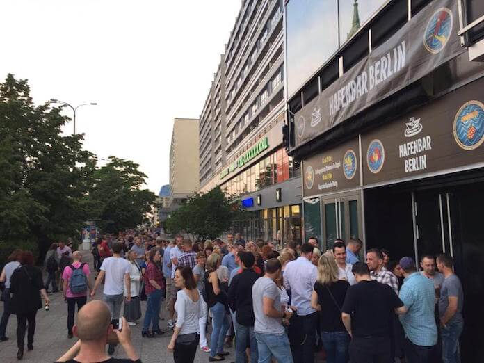 Schlangestehen am vergangenen Freitagabend um 21 Uhr zur Wiedereröffnung der alten Hafenbar Berlin im neuen Hafen in der Karl-Liebknecht-Straße 11 direkt am Alex unterm Fernsehturm in Mitte (Foto: Facebook/Hafenbar Berlin)