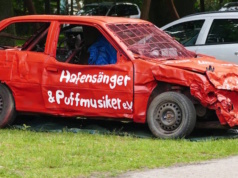 Der Motorsportclub MSC Linsburg e.V. aus Nieburg an der Weser in Niedersachsen sponserte für das Hafengesang & Puffmusik Benefizpokalspiel am 18. Juni 2016 in Hülsen ein fussballfestes Spaßmobil. Viele U11-Spieler verewigten sich darauf mit ihren Namen. (Foto: Hafensänger & Puffmusiker e.V. Hülsen an der Aller)