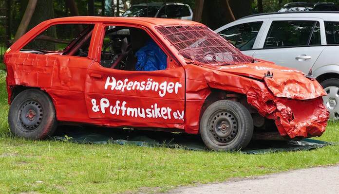 Der Motorsportclub MSC Linsburg e.V. aus Nieburg an der Weser in Niedersachsen sponserte für das Hafengesang & Puffmusik Benefizpokalspiel am 18. Juni 2016 in Hülsen ein fussballfestes Spaßmobil. Viele U11-Spieler verewigten sich darauf mit ihren Namen. (Foto: Hafensänger & Puffmusiker e.V. Hülsen an der Aller)