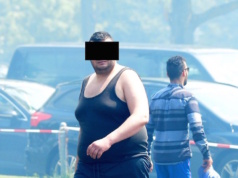 Der dicke Hamza (26) aus Casablanca ist der Boss einer achtköpfigen Marokkaner-Bande im Düsseldorfer DRK-Heim Messehalle gewesen. Er gab sich als Syrer aus und soll das Heim abfackeln lassen haben (10 Millionen Euro Schaden), weil er sich über fehlenden Schokopudding beim Ramadan-Nacht-Buffet geärgert hat, wie er dem Kölner Express sagte (Foto: Express.de)