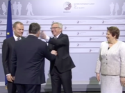 Jean-Claude Juncker gibt EU-Politikern Ohrfeigen Jean-Claude Juncker Ohrfeige Viktor Orban