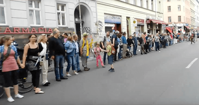Menschenkette gegen Rassismus Berlin