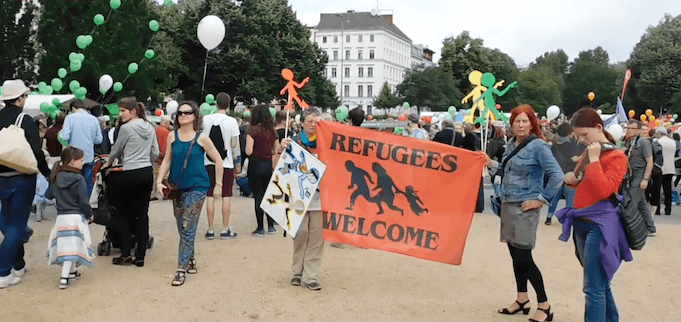 Menschenkette gegen Rassismus vereint Schwule und Muslime