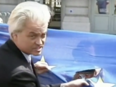 Demonstrativ schnitt der PVV-Vorsitzende Geert Wilders schon vor 2 Jahren einen Stern für die Niederlande aus der EU-Flagge und fordert nach dem Brexit nun einen Niederlande-Austritt - den Nexit (Foto: Youtube)