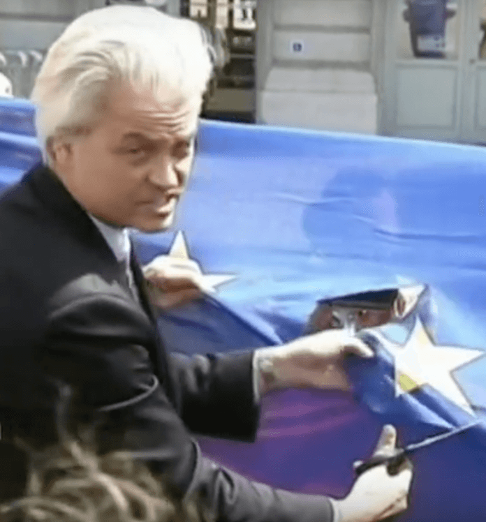 Demonstrativ schnitt der PVV-Vorsitzende Geert Wilders schon vor 2 Jahren einen Stern für die Niederlande aus der EU-Flagge und fordert nach dem Brexit nun einen Niederlande-Austritt - den Nexit (Foto: Youtube)