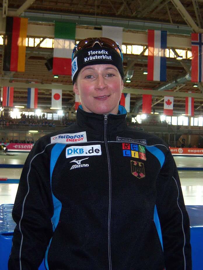 Die Berliner Eisschnellläuferin Claudia Pechstein 44 kämpft bislang erfolglos gegen die zweijährige Dopingsperre der Internationalen Eislauf Union (ISU) aus dem Jahre 2009 und um eine Entschädigung von 5 Millionen Euro, der BGH entschied gestern, dass Pechstein keinen Zugang zu deutschen Gerichten in dieser Sache hat (Foto Pechstein bei der WM 2008 in Berlin: Wikipedia/Olivia Lempe - Eigenes Werk)