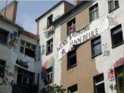 "Wenn Räumung dann Beule" drohen die Hausbesetzer in der Rigaer Straße 94 in Friedrichshain. Der Hausverwalter forderte heute Polizeischutz für Bauarbeiter an, die dort eine Flüchtlingsunterkunft errichten sollen. (Foto: Rigaer94/Squat.net)