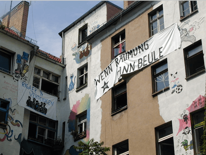 "Wenn Räumung dann Beule" drohen die Hausbesetzer in der Rigaer Straße 94 in Friedrichshain. Der Hausverwalter forderte heute Polizeischutz für Bauarbeiter an, die dort eine Flüchtlingsunterkunft errichten sollen. (Foto: Rigaer94/Squat.net)