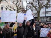 Russlanddeutsche verlassen Deutschland – wegen der Asylanten Ende Januar 2016 gingen in vielen Städten wie hier in Kaiserslautern Russlanddeutsche auf die Straße. Auf Plakaten fragten sie: "Warum sollen eurpäische Soldaten in Syrien den IS bekämpfen, während Hunderttausende junge Syrr in Deutschland Kaffe tringen und Sozialhilfe beziehen von unseren Steuern!" Und: "Wir haben Angst um unsere Kinder", "Unsere Kinder sind die Zukunft und nicht die Asylanten" (Foto: Youtube)