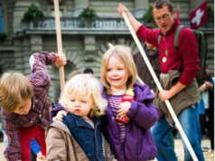 Zwei Drittel der Schweizer lehnten beim gestrigen Volksentscheid das bedinungslose Grundeinkommen für jeden Erwachsenen (2.255 Euro) und jedes Kind (564 Euro) ab, doch die weltweit erste Abstimmung über das Grundeinkommen könnte nach dem Willen der Mehrheit der Wahlberechtigten Schweizer (69 Prozent) noch nicht die letzte gewesen sein (Foto: Daniel Häni/mitte.ch)