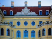Bilderberg-Konferenz: Agenda und Teilnehmer-Liste veröffentlicht Rund um das Taschenbergpalais, in dem die 64. Bilderberg-Konferenz stattfindet, wurde eine Sperrzone eingerichtet und ein Demonstrationsverbot verhängt. (Foto: Polybert49)