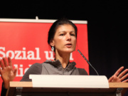Wagenknecht fordert mehr Volksabstimmungen in Europa Die Fraktionschefin der Linken Sahra Wagenknecht fordert nach dem Brexit-Votum der Briten mehr Volksabstimmungen in Europa. (Bild „sahra wagenknecht, Bielefeld 2013_18“ von „DIE LINKE Nordrhein-Westfalen“ via flickr.com. Lizenz: Creative Commons 2.0)